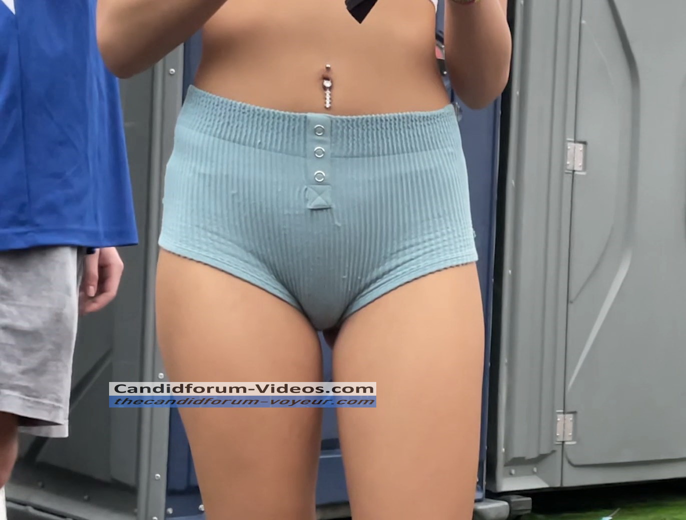 Teen with micro shorts cameltoe candidforum-videos.com